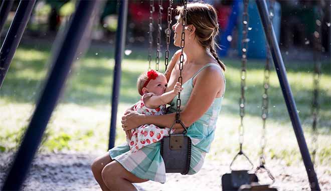 En rentrant du travail, une mère surprend la baby-sitter en train d'allaiter son enfant